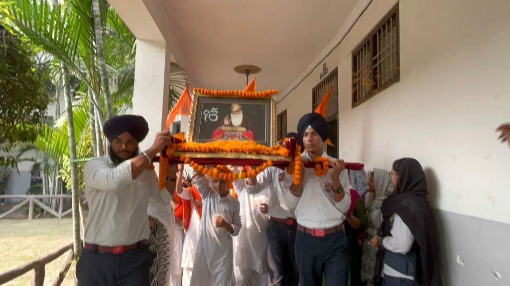 गुरु नानक देव जी के उपदेशों से गूंजा विद्यालय प्रांगण विद्यार्थियों द्वारा कविताएँ भाषण और साखियों की प्रेरक प्रस्तुति